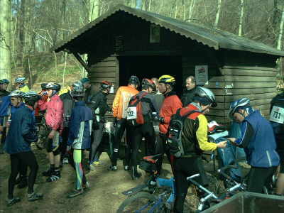 Verpflegungskontrolle an der Schutzh�tte oberhalb des Laacher Sees
