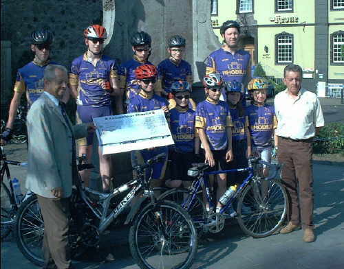 Radsportjugend bei der Spenden�bergabe zur F�rderung der Jugendarbeit durch Zweigstellenleiter Clemens Meurer