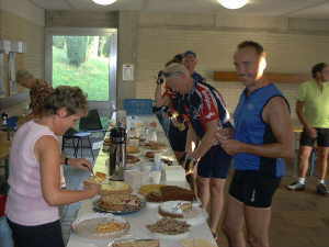 Teilnehmer am Kuchenbuffet an Start und Ziel