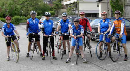 Treffpunkt der Radsportfreunde Brohltal auf dem Parkplatz am Josefsplatz (zum Vergrößern Bild anklicken!) Treffpunkt der Radsportfreunde Brohltal auf dem Parkplatz am Josefsplatz (zum Vergrößern Bild anklicken!)